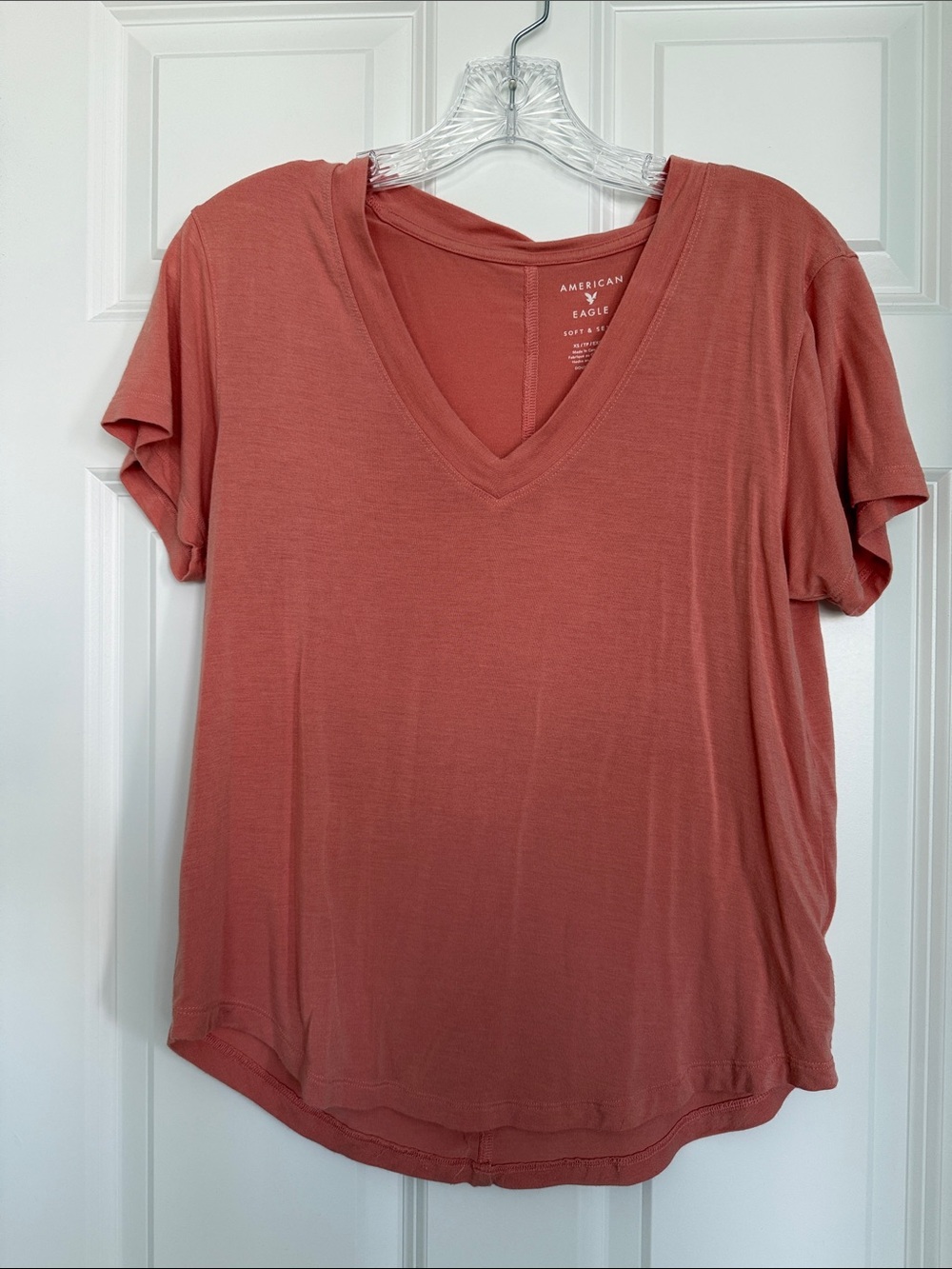 American Eagle Outfitters Short Sleeve V-Neck Tee in Dusty Coral